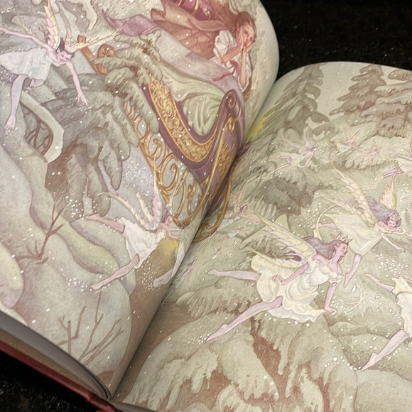 A Treasury of Christmas Classics beautifully illustrated for anyone to enjoy - Picture 5 of 9